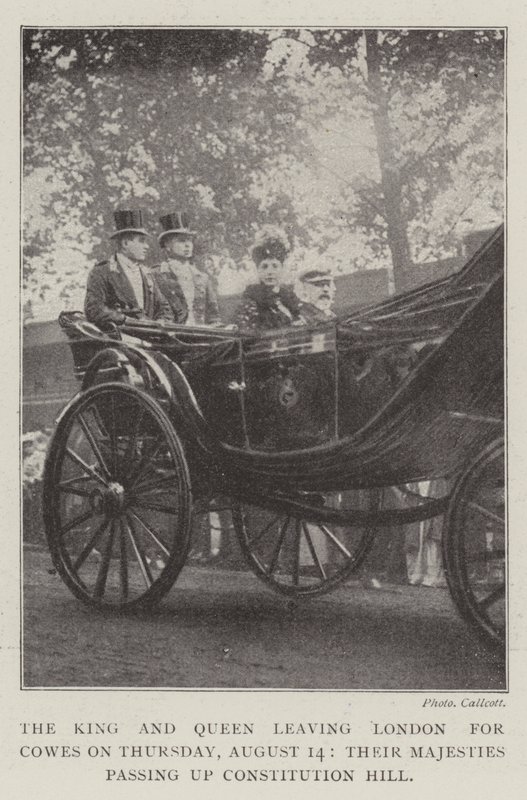 De Koning en Koningin verlaten Londen naar Cowes op donderdag 14 augustus, Hunne Majesteiten passeren Constitution Hill door English Photographer