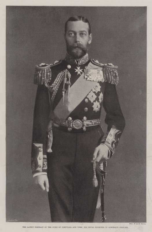 Het nieuwste portret van de hertog van Cornwall en York, Zijne Koninklijke Hoogheid in admiraalskostuum door English Photographer