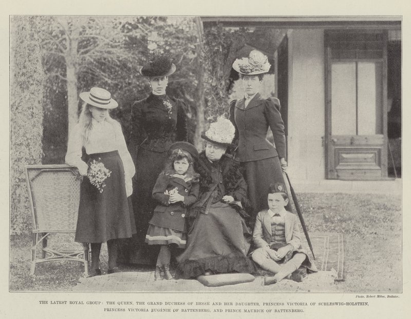 De nieuwste koninklijke groep, de koningin, de groothertogin van Hessen en haar dochter, prinses Victoria van Sleeswijk-Holstein, prinses Victoria, Eugenie van Battenberg en prins Maurice van Battenberg door English Photographer