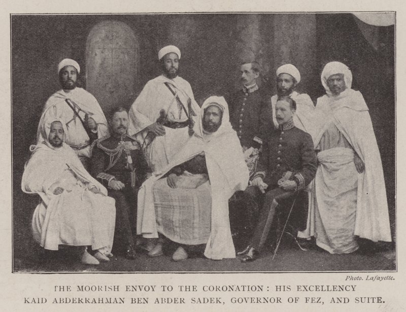 De Moorse Gezant naar de Kroning, Zijne Excellentie Kaid Abderrahman ben Abder Sadek, Gouverneur van Fez, en Suite door English Photographer