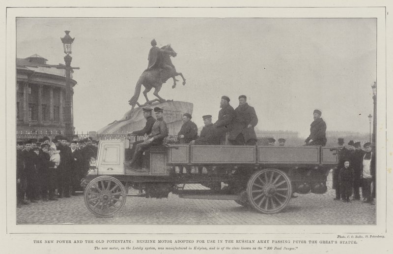 De Nieuwe Macht en de Oude Machthebber, Benzinemotor gebruikt in het Russische Leger langs het Standbeeld van Peter de Grote door English Photographer