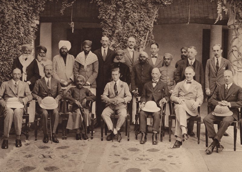 De Prins en de Maharaja Kumar bij de Residentie, Udaipur door English Photographer