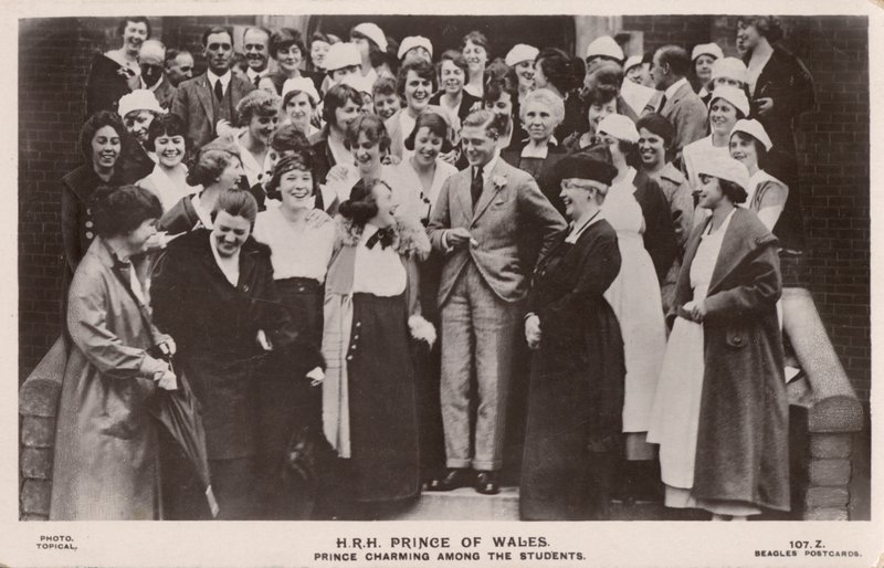 De Prins van Wales (later koning Edward VIII), met een groep vrouwelijke studenten door English Photographer