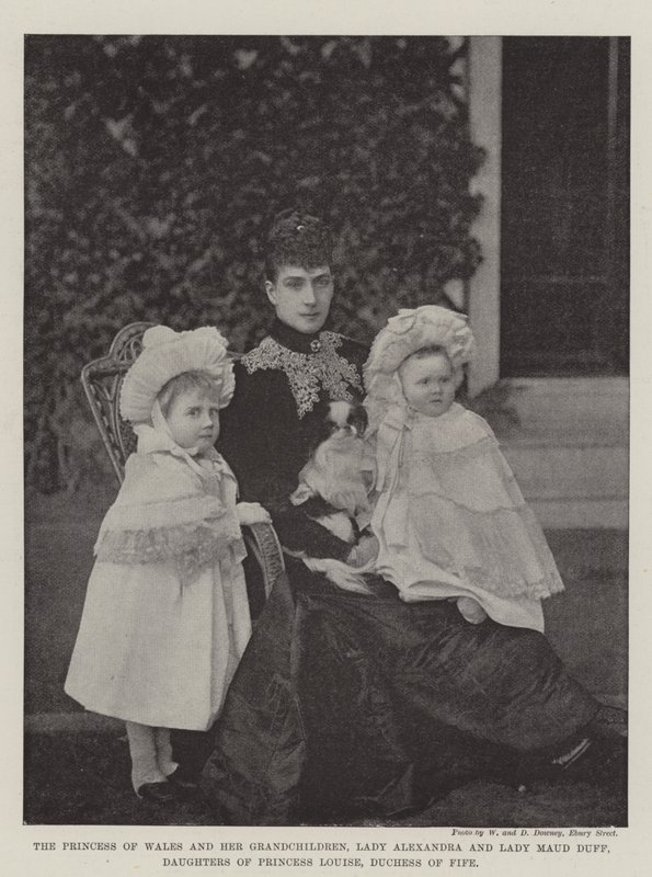 De Prinses van Wales en haar Kleinkinderen, Lady Alexandria en Lady Maud Duff, Dochters van Prinses Louise, Hertogin van Fife door English Photographer