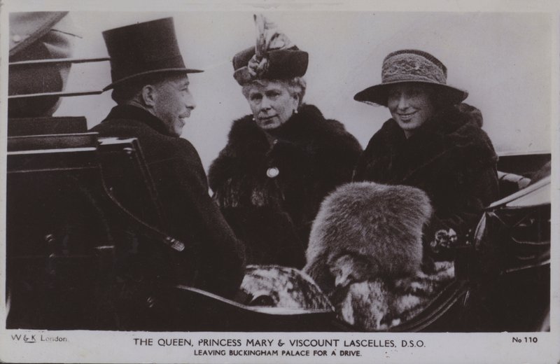De koningin, prinses Mary en Viscount Lascelles, DSO door English Photographer