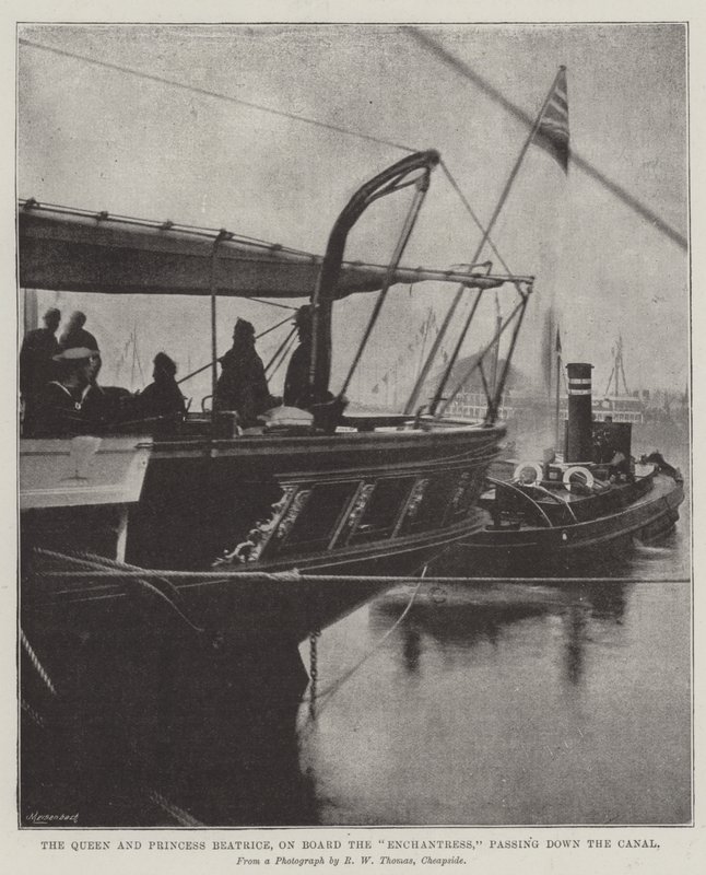 De Koningin en Prinses Beatrice, aan boord van de Enchantress, varend door het Kanaal door English Photographer