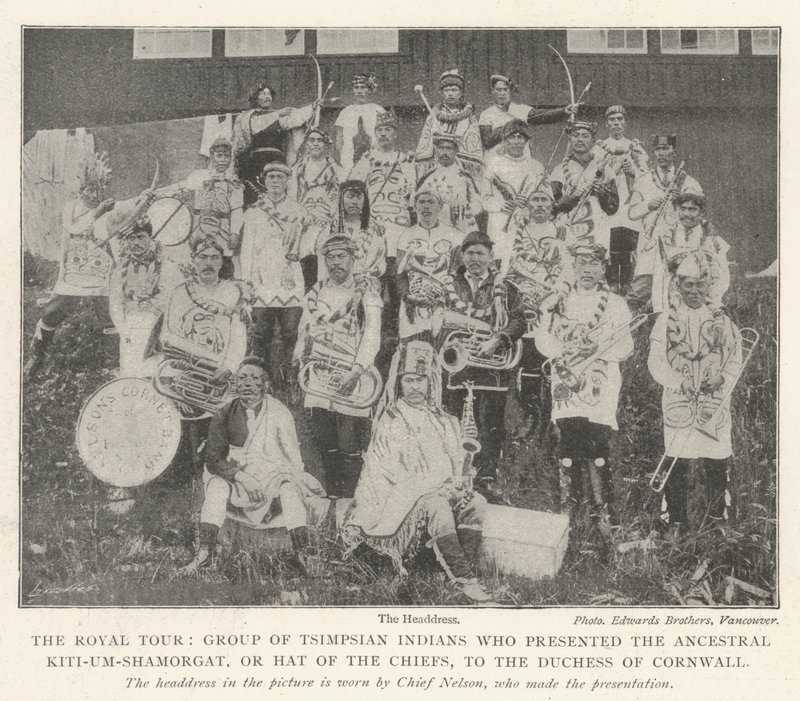 De koninklijke tour, groep Tsimpsian-indianen die de voorouderlijke Kiti-um-Shamorgat, of hoed van de stamhoofden, aan de hertogin van Cornwall presenteerden door English Photographer