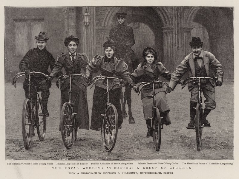 Het koninklijk huwelijk in Coburg, een groep fietsers door English Photographer