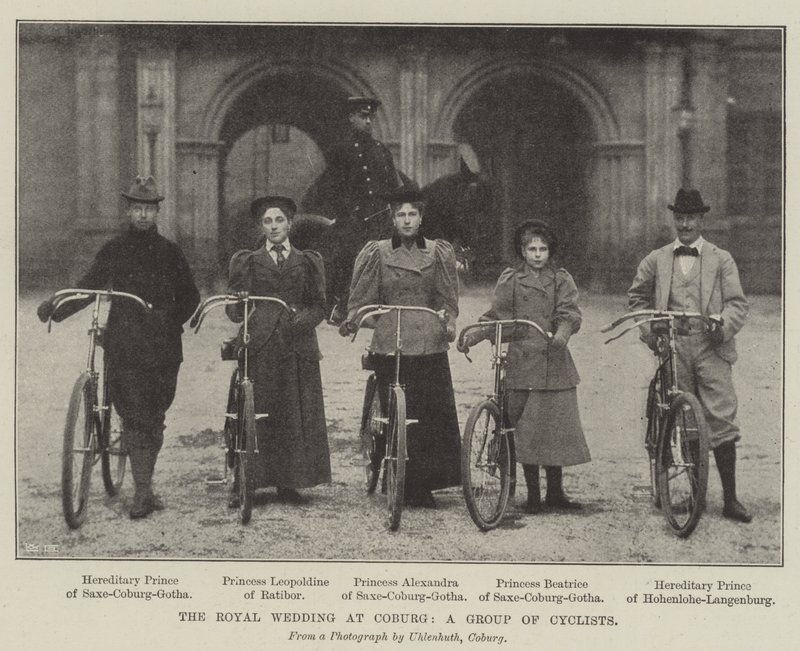 Het koninklijk huwelijk in Coburg, een groep fietsers door English Photographer