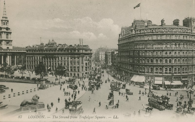The Strand vanaf Trafalgar Square, Londen door English Photographer