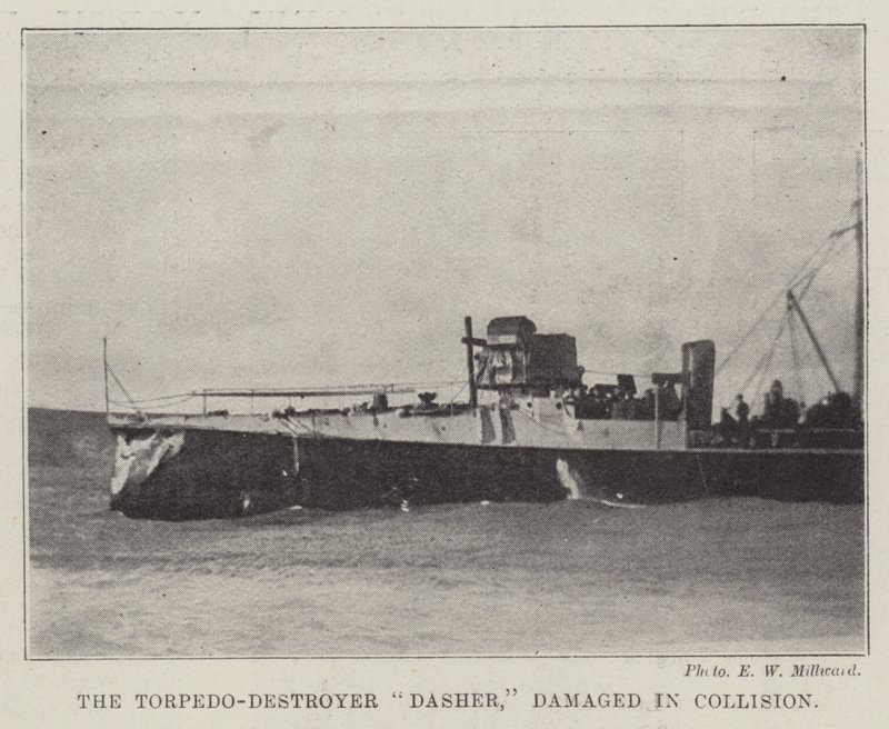 De torpedobootjager Dasher, beschadigd bij een botsing door English Photographer