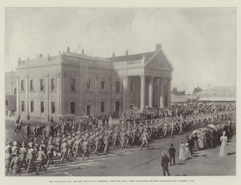 De Transvaalse Oorlog, het Nieuwe Stadhuis, Kimberley, met het Loyale North Lancashire Regiment marcherend voorbij, 7 oktober 1899 door English Photographer
