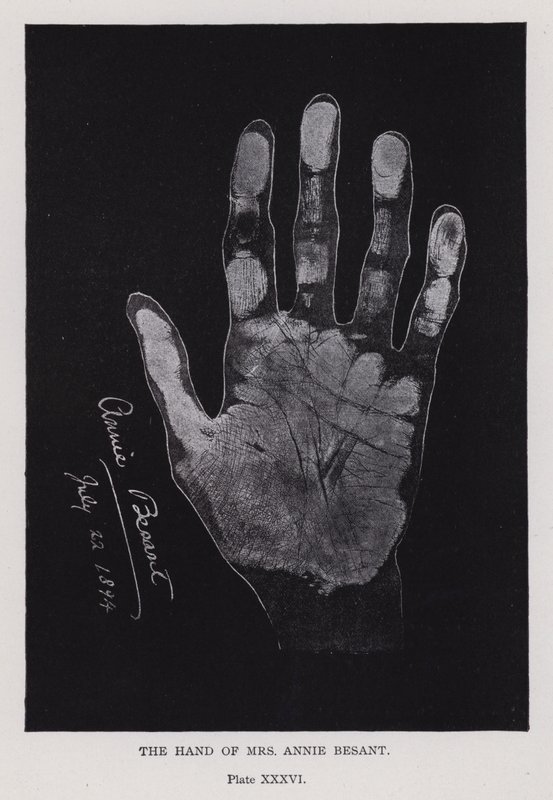 De hand van mevrouw Annie Besant door English Photographer