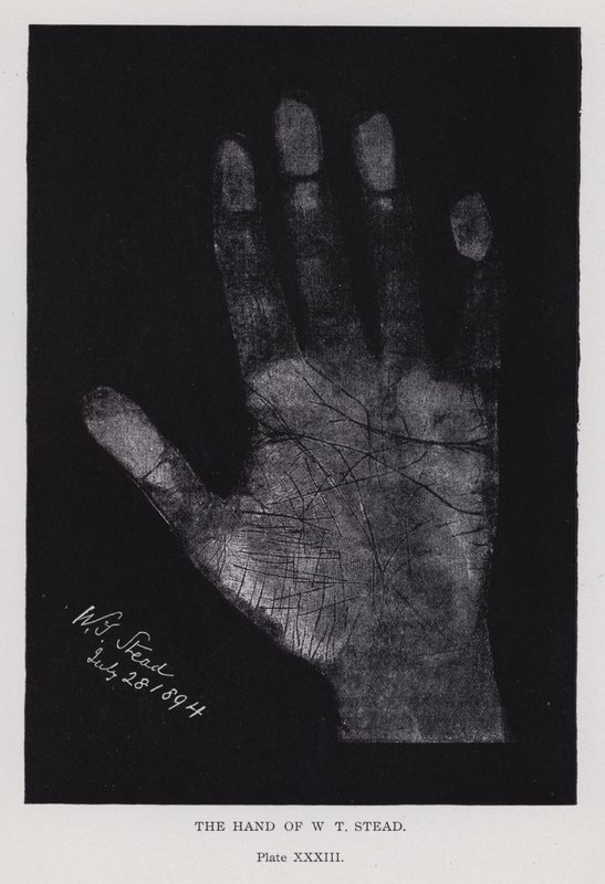 De hand van W. T. Stead door English Photographer