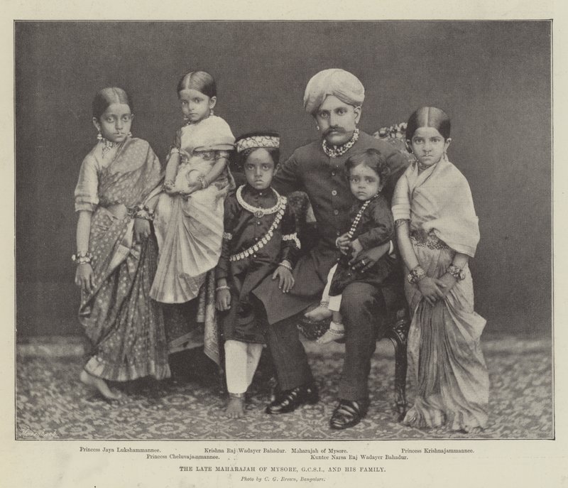 Wijlen de Maharadja van Mysore, GCSI, en zijn familie door English Photographer
