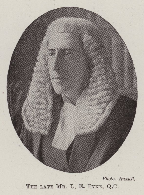 De overleden Mr L E Pyke, QC door English Photographer