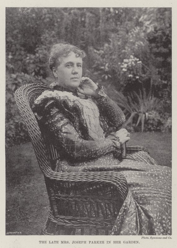 De overleden Mrs Joseph Parker in haar tuin door English Photographer
