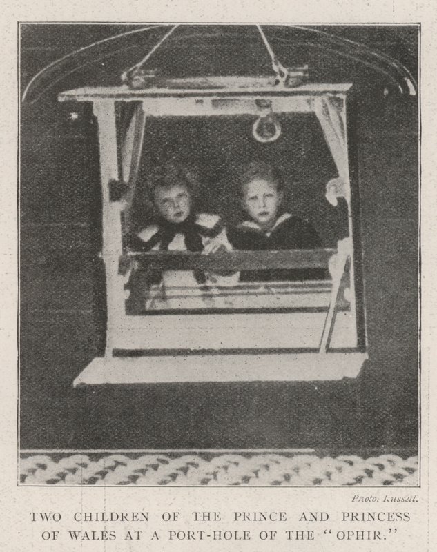 Twee Kinderen van de Prins en Prinses van Wales bij een Patrijspoort van de Ophir door English Photographer