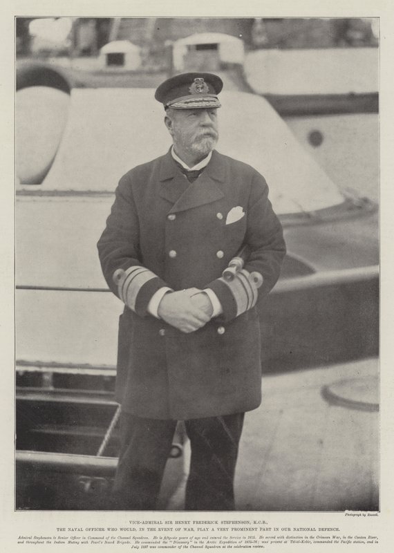 Vice-admiraal Sir Henry Frederick Stephenson, KCB, de marineofficier die in geval van oorlog een zeer prominente rol zou spelen in onze nationale verdediging door English Photographer