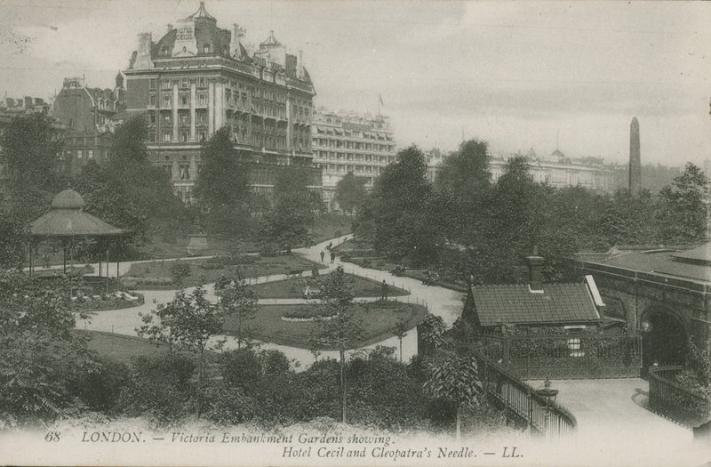 Victoria Embankment Gardens, met Hotel Cecil en Cleopatra