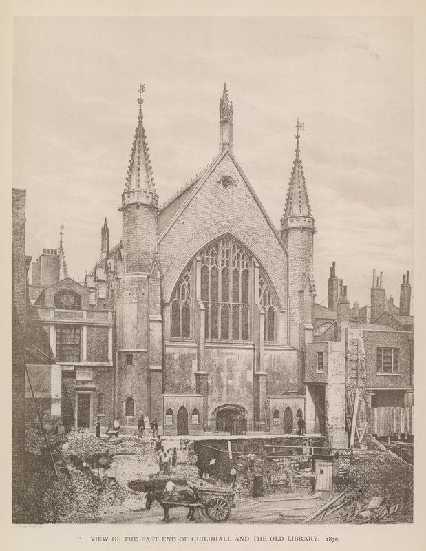 Uitzicht op het oostelijke uiteinde van Guildhall, Londen, en de oude bibliotheek, 1870 door English Photographer