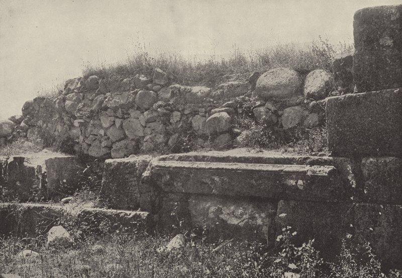 Muur van de synagoge in Kafarnaüm, scène van het wonder van de genezing van de hand door English Photographer