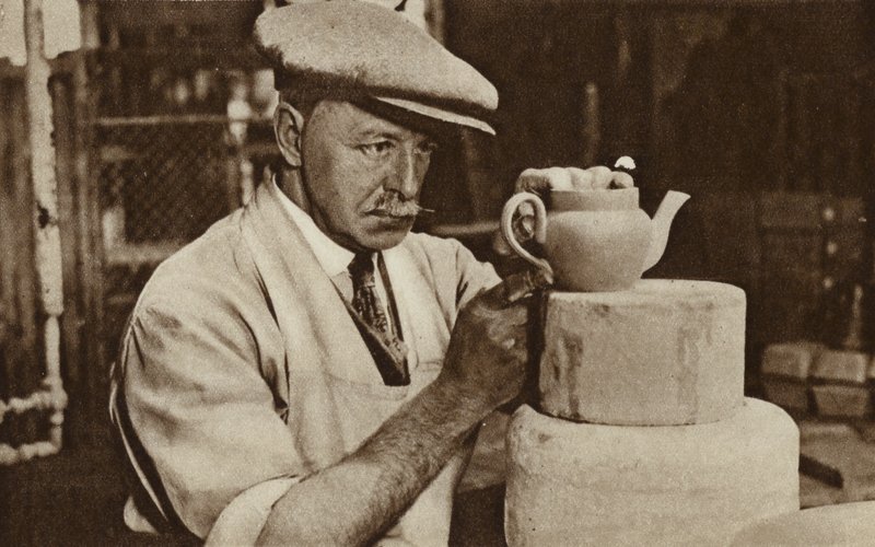 Werknemer die een theepot produceert bij de Royal Doulton fabriek, Stoke-on-Trent, Staffordshire door English Photographer