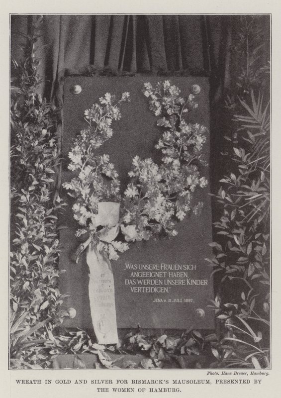 Krans in Goud en Zilver voor Bismarcks Mausoleum, aangeboden door Vrouwen van Hamburg door English Photographer