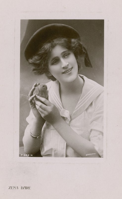Zena Dare door English Photographer