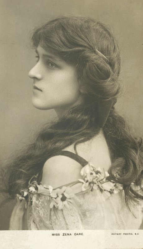 Zena Dare, Engelse toneelactrice en zangeres door English Photographer