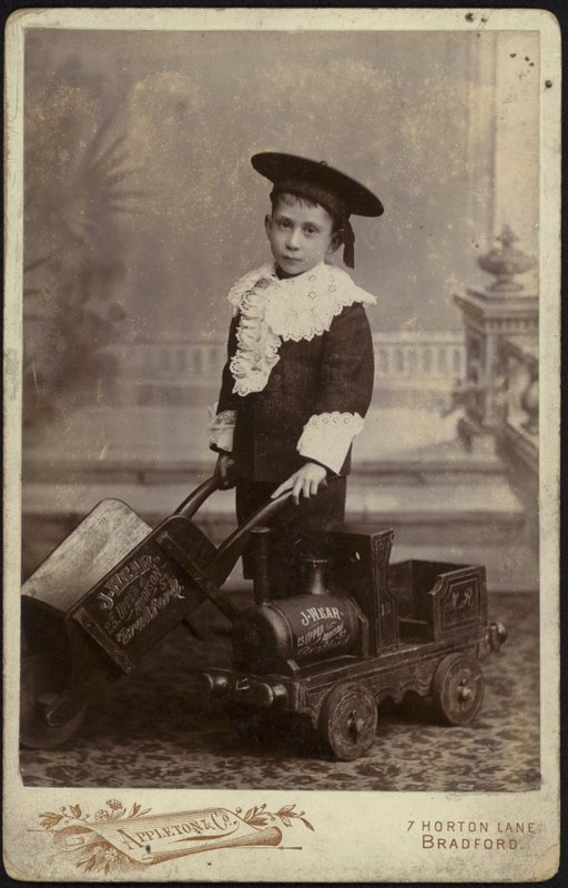 Portret van een jonge jongen met een handkar door English School