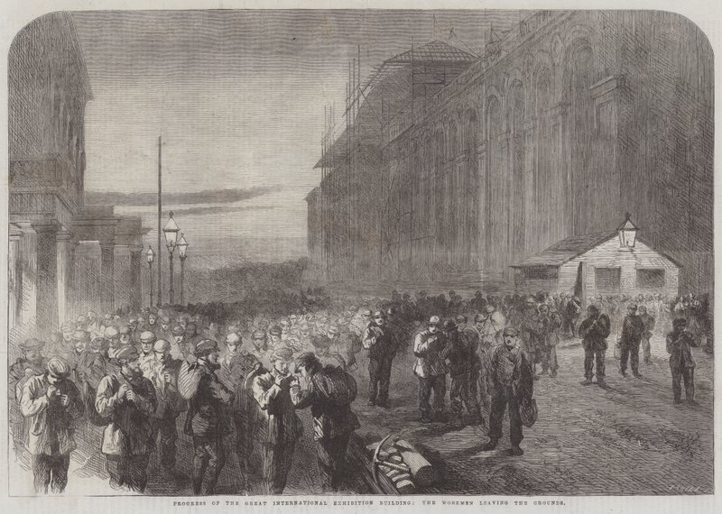 Voortgang van het Grote Internationale Tentoonstellingsgebouw, de arbeiders verlaten het terrein (gravure) door English School