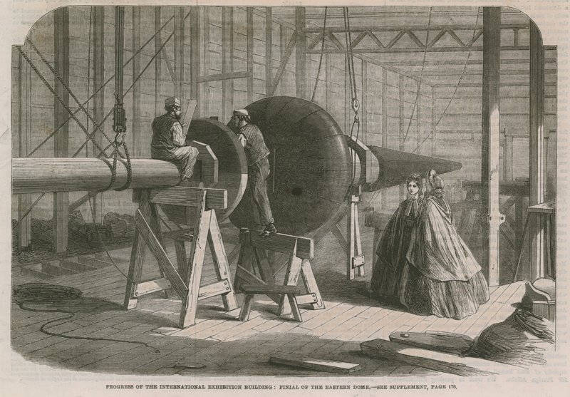 Voortgang op het Internationale Tentoonstellingsgebouw; Bekroning van de oostelijke koepel door English School