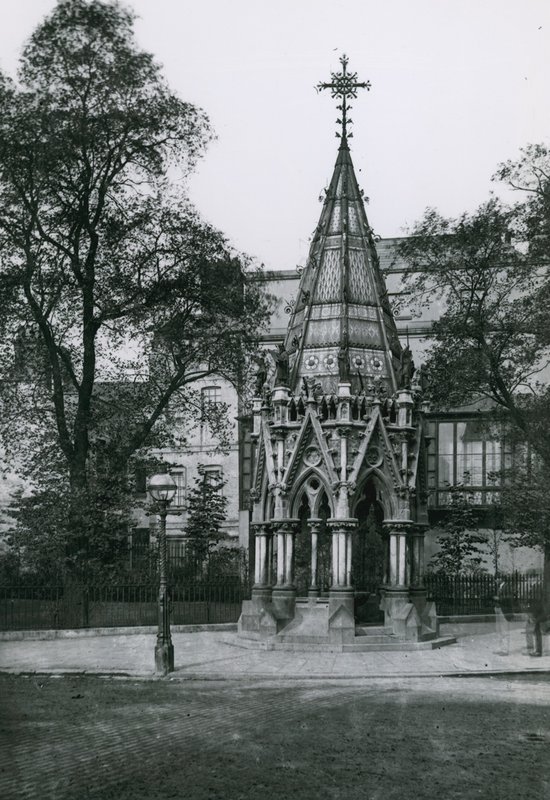 De Buxton Memorial Drinkfontein, St Margarets Westminster door English School
