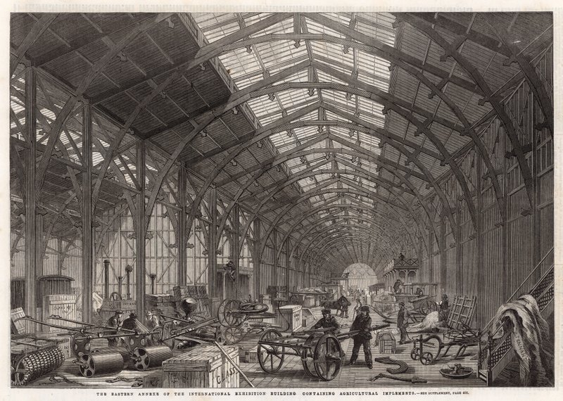 De oostelijke bijlage van het Internationale Tentoonstellingsgebouw met landbouwmachines door English School