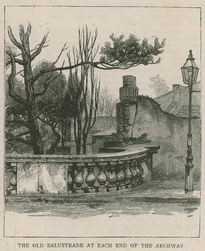 De nieuwe anti-zelfmoordhekken bij Highgate Archway: de oude balustrade aan elk uiteinde van de boog door English School