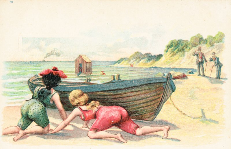 Twee vrouwen in badpakken schuilen achter een roeiboot door English School
