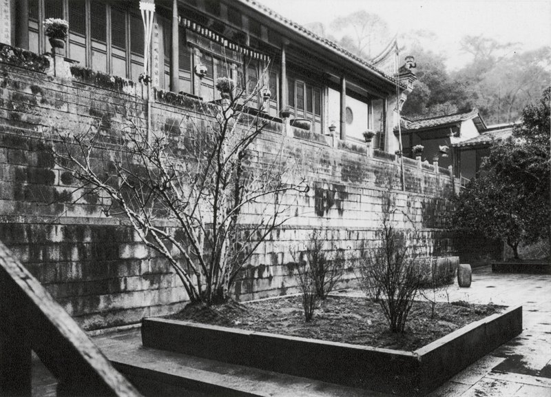 Fuchou, Ku shan, Yung tsuan sze, Fukien, Gebedshal in het Klooster van de Rushing Source op Drum Mountain nabij Fuchou door Ernst Boerschmann