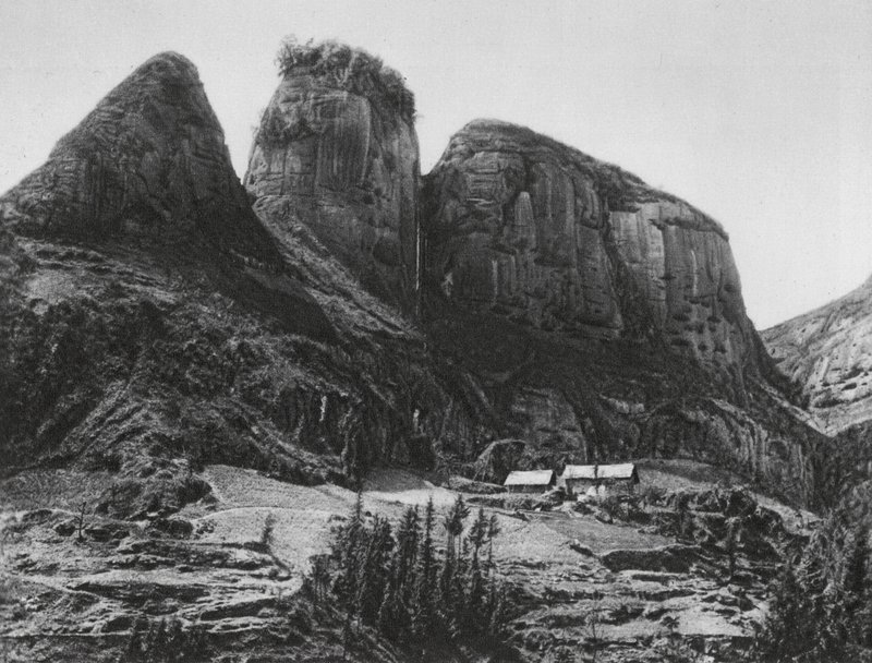 Ichangfu, Pi kia shan, Hupei, De Pinselhouderberg tegenover de Grot Tempel van de Drakenkoning door Ernst Boerschmann