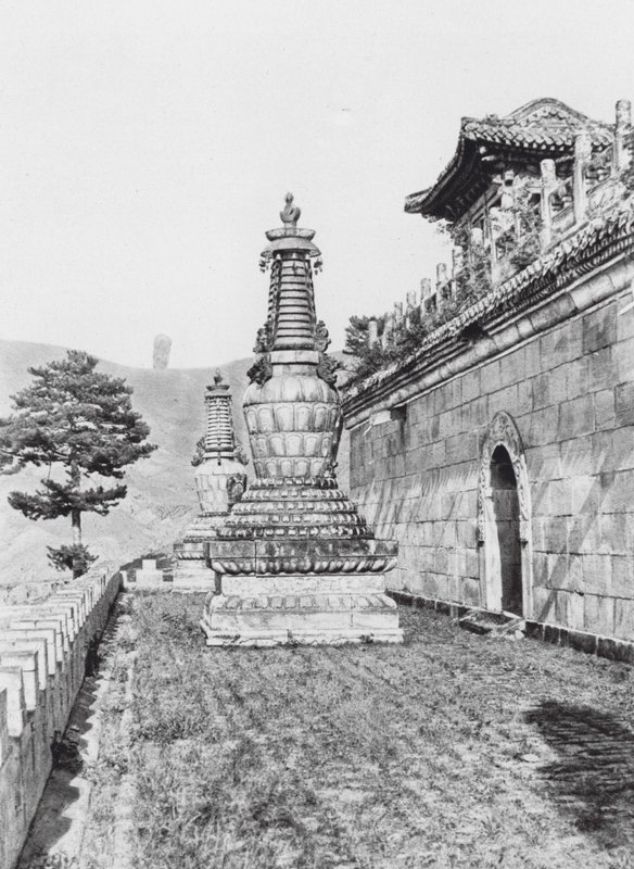 Jehol, Pu lo sze, Chihli, Terras in het Lama Klooster Pu lo sze door Ernst Boerschmann
