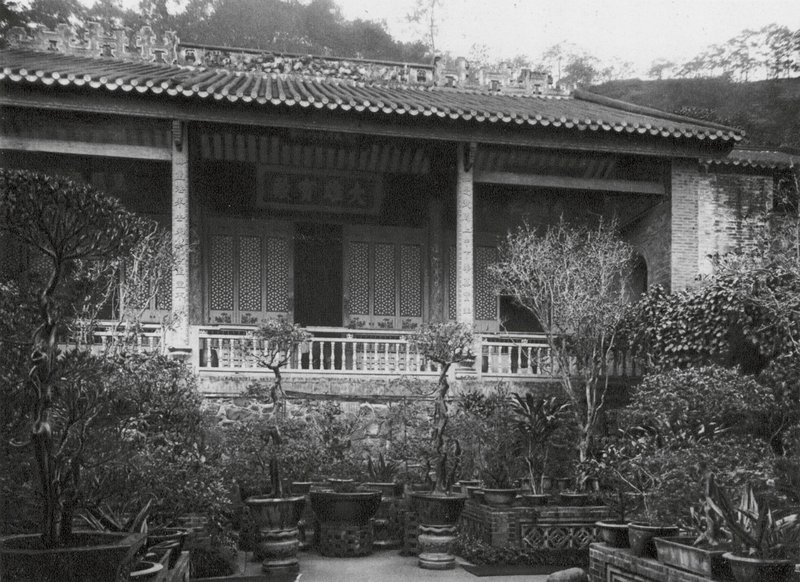 Kuangchou, Pai yun shan, Neng jen sze, Kuangtung, Hoofdhall in het Neng Jen-klooster door Ernst Boerschmann