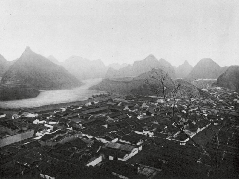 Kueilinfu, Kuangsi, Kueilin, de provinciale hoofdstad, uitzicht naar het noordwesten door Ernst Boerschmann