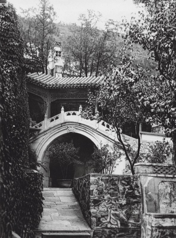 Peking, Si shan, Shih tze wo, Chihli, Kloostertuin in de Westelijke Bergen (zw/w foto) door Ernst Boerschmann