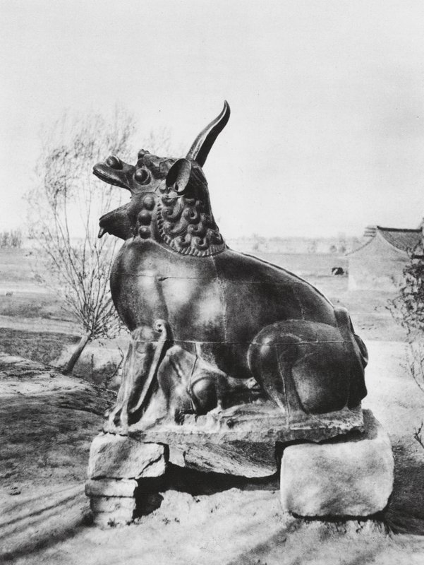 Taiyuanfu, Shansi, Bronzen eenhoorn die de Fen-rivier bewaakt door Ernst Boerschmann