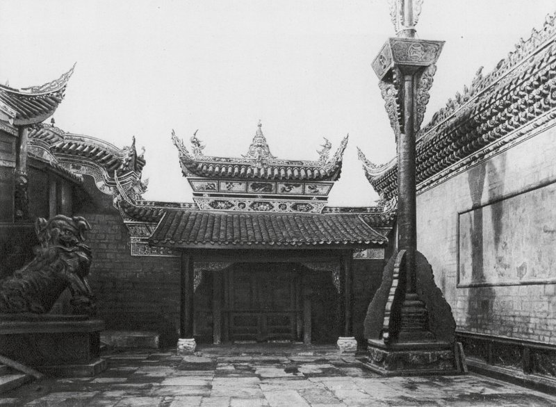 Tzeliutsing, Shansi hui kuan, Szechuan, Binnenhof met zij-ingang en vlaggenmast in de Shansi Club door Ernst Boerschmann