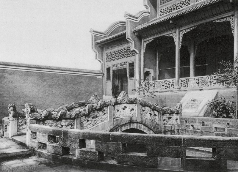 Wanhien, Wen miao, Szechuan, Voorhof met vijver en drakenbrug in de Tempel van Confucius in Wanhien door Ernst Boerschmann