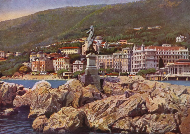 Abbazia, nu Opatija in Kroatië: Madonna del Mare, op de achtergrond de Kerk van S Maria Annunciata (foto) door European Photographer