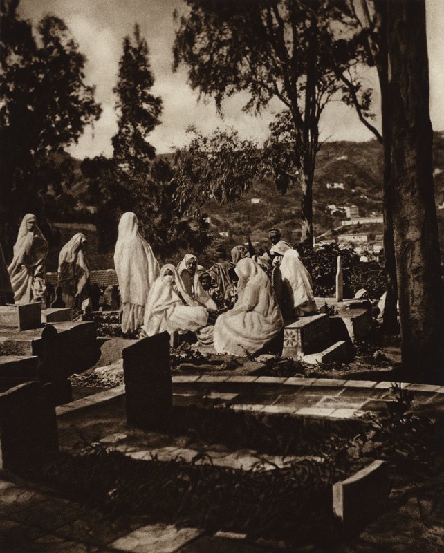 Algiers, Arabische vrouwen op een begraafplaats door European Photographer