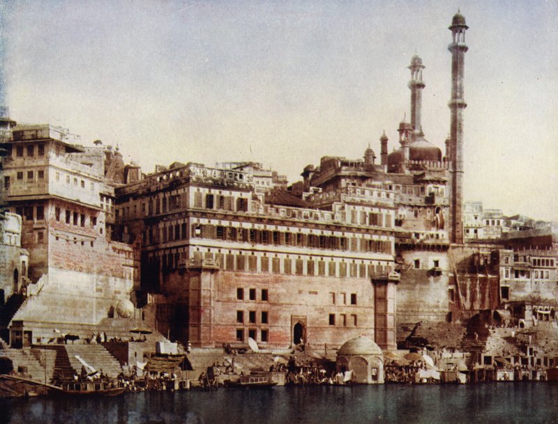Benares, een moskee op de plaats van een oude Hindoe-tempel door European Photographer