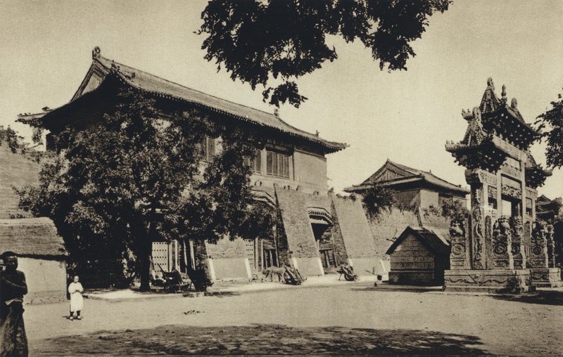 China, Tempelingang bij de heilige berg Taischan, Shantung door European Photographer